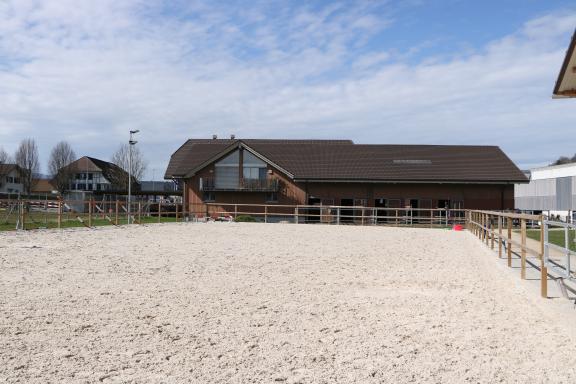 Reitplatz mit Stallgebäude